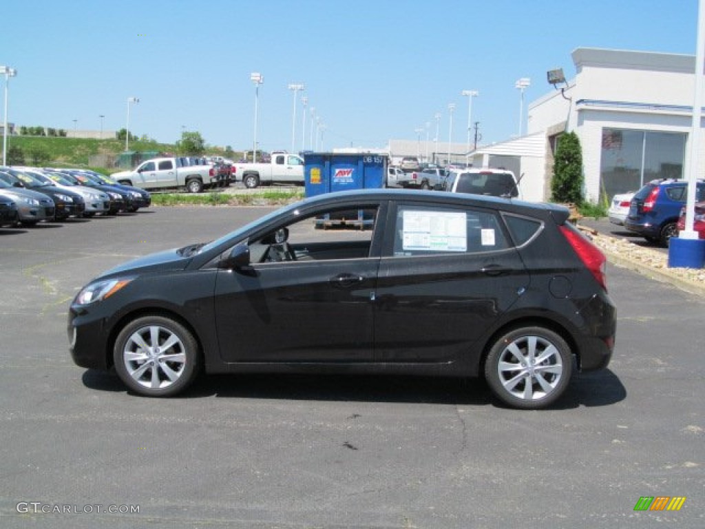 2012 Accent SE 5 Door - Ultra Black / Gray photo #3