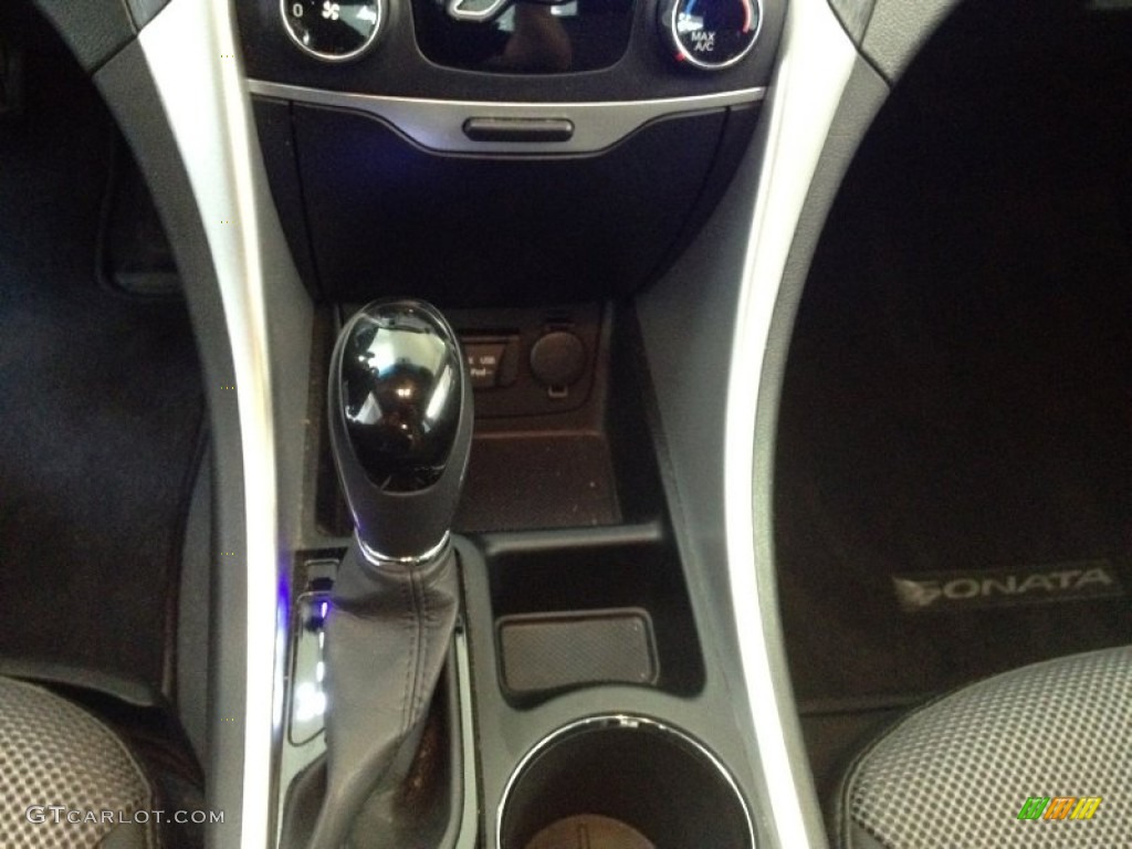 2011 Sonata SE - Venetian Red / Black photo #18