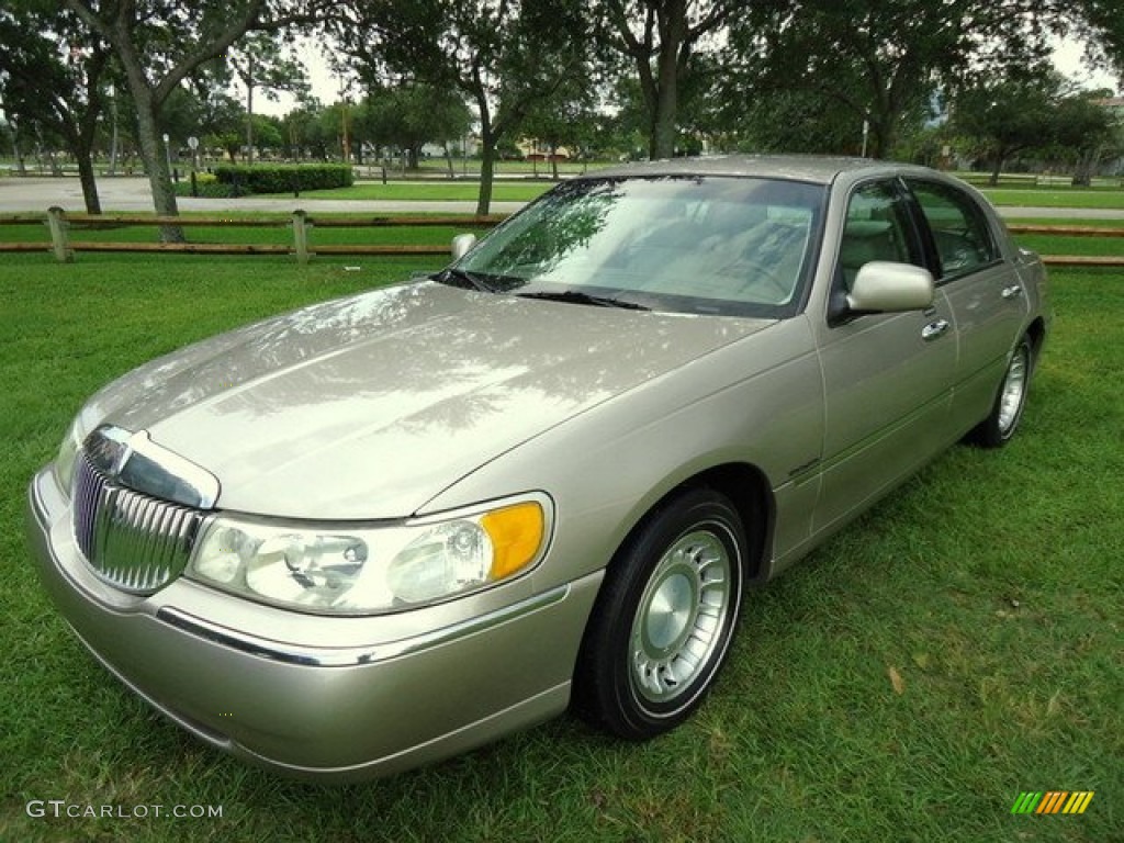 2000 Town Car Executive - Light Parchment Gold Metallic / Light Parchment photo #2