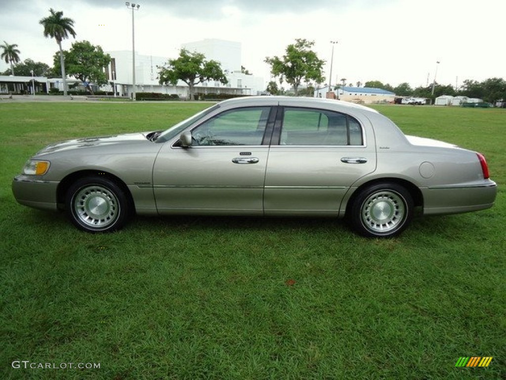 2000 Town Car Executive - Light Parchment Gold Metallic / Light Parchment photo #3