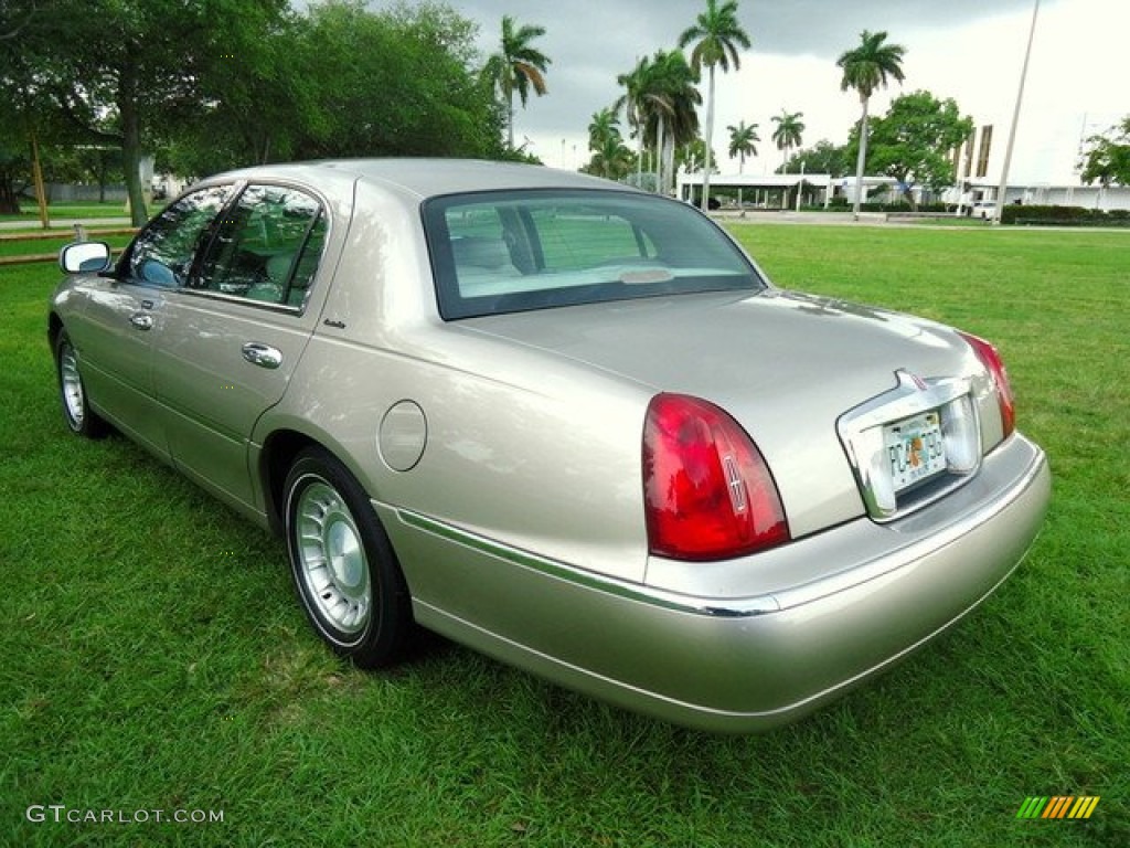 2000 Town Car Executive - Light Parchment Gold Metallic / Light Parchment photo #4