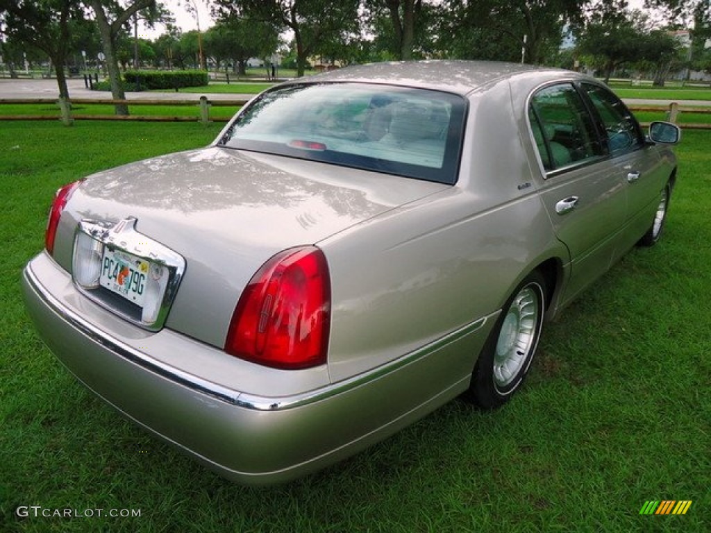 2000 Town Car Executive - Light Parchment Gold Metallic / Light Parchment photo #5