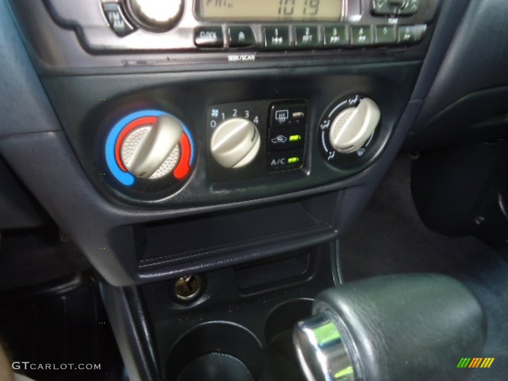 2001 Nissan Sentra SE Controls Photo #65356110
