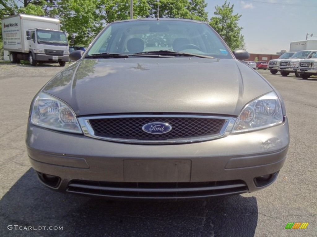 2005 Focus ZX4 SES Sedan - Liquid Grey Metallic / Dark Flint/Light Flint photo #2