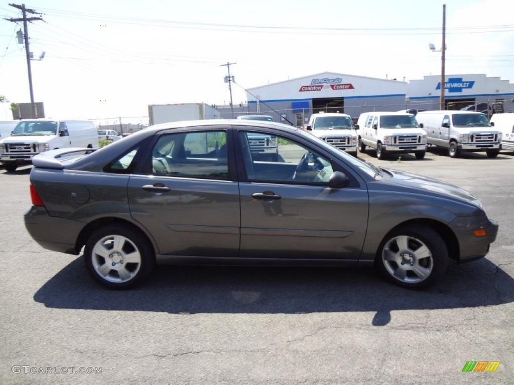 2005 Focus ZX4 SES Sedan - Liquid Grey Metallic / Dark Flint/Light Flint photo #4