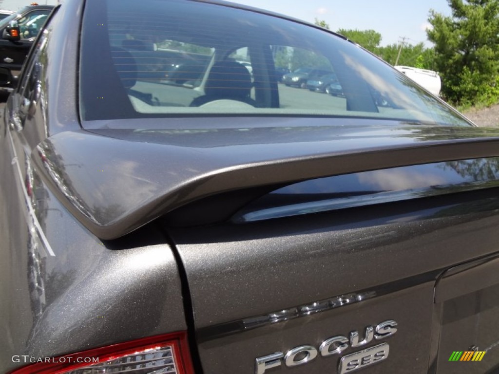 2005 Focus ZX4 SES Sedan - Liquid Grey Metallic / Dark Flint/Light Flint photo #9