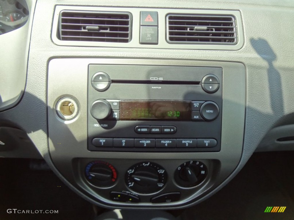 2005 Focus ZX4 SES Sedan - Liquid Grey Metallic / Dark Flint/Light Flint photo #26