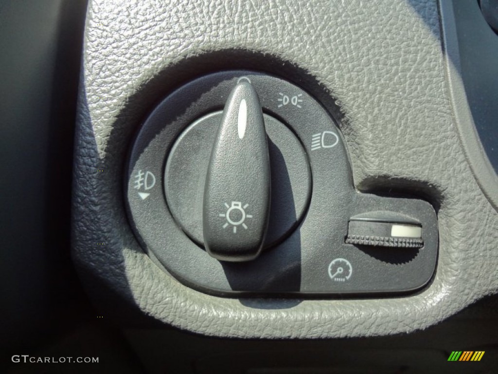 2005 Focus ZX4 SES Sedan - Liquid Grey Metallic / Dark Flint/Light Flint photo #31