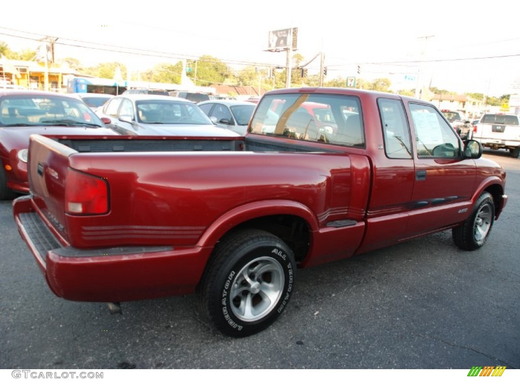 1998 S10 LS Extended Cab - Medium Red Metallic / Graphite photo #8