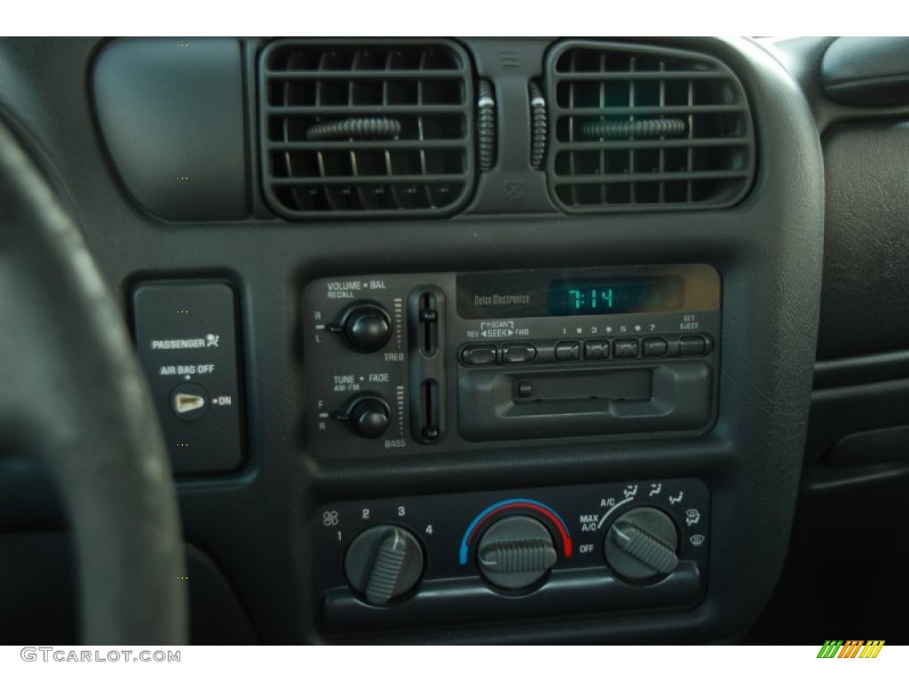 1998 S10 LS Extended Cab - Medium Red Metallic / Graphite photo #13