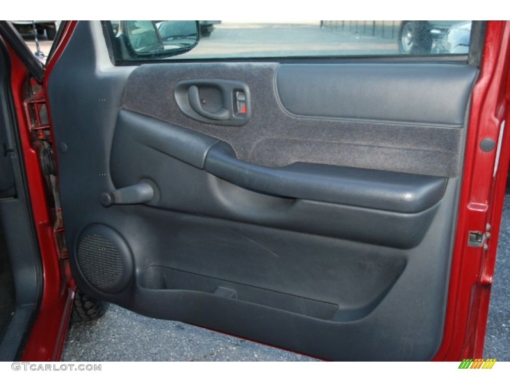 1998 S10 LS Extended Cab - Medium Red Metallic / Graphite photo #16