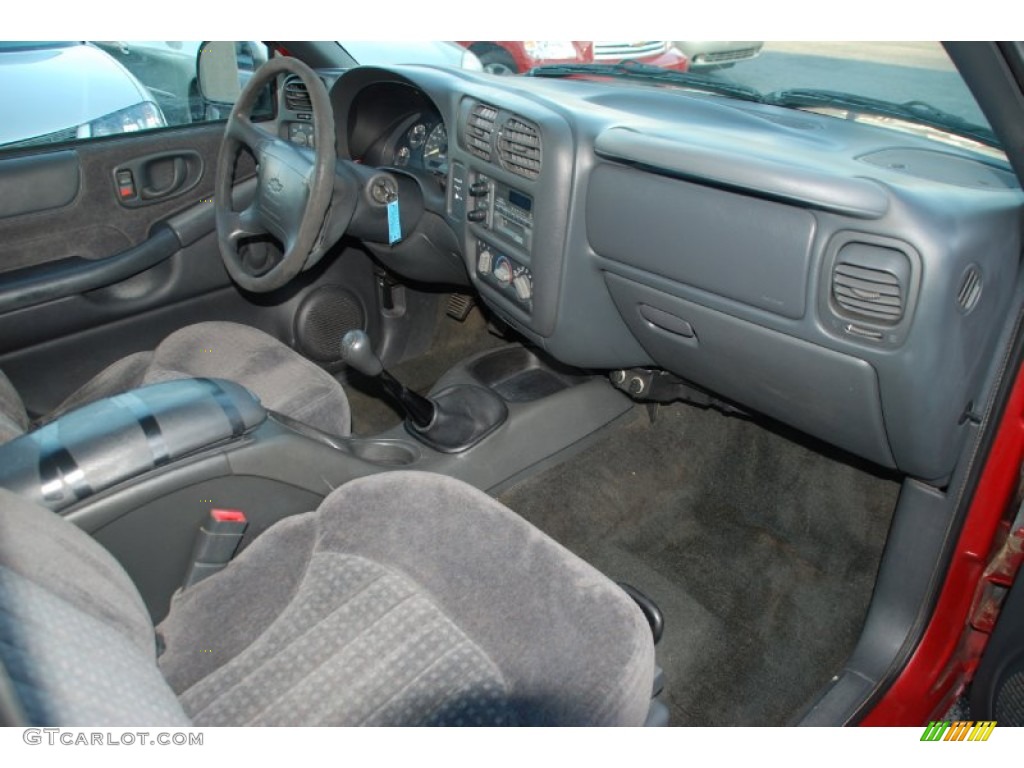 1998 S10 LS Extended Cab - Medium Red Metallic / Graphite photo #17