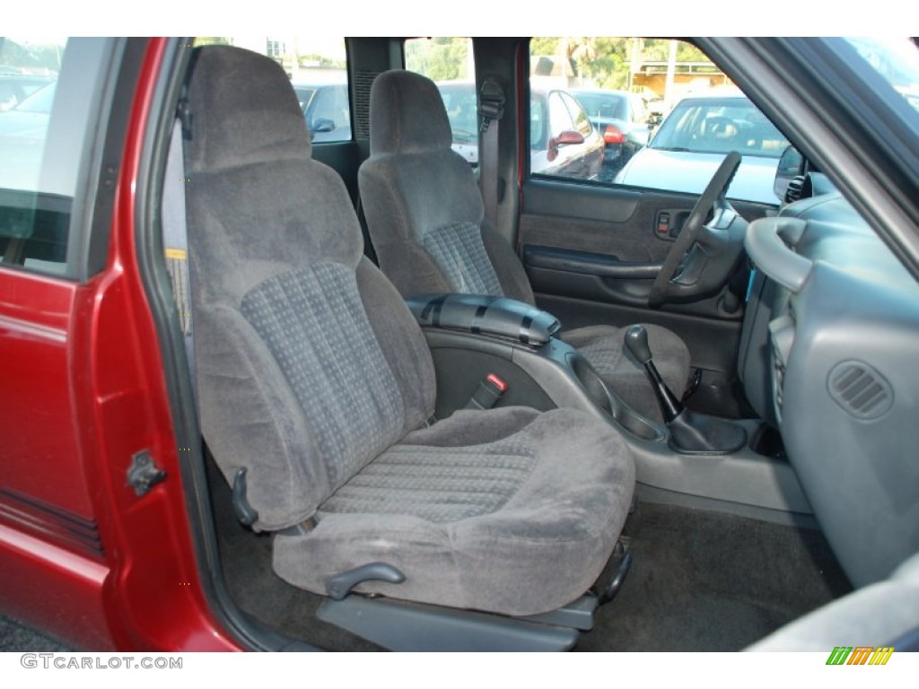 1998 S10 LS Extended Cab - Medium Red Metallic / Graphite photo #18