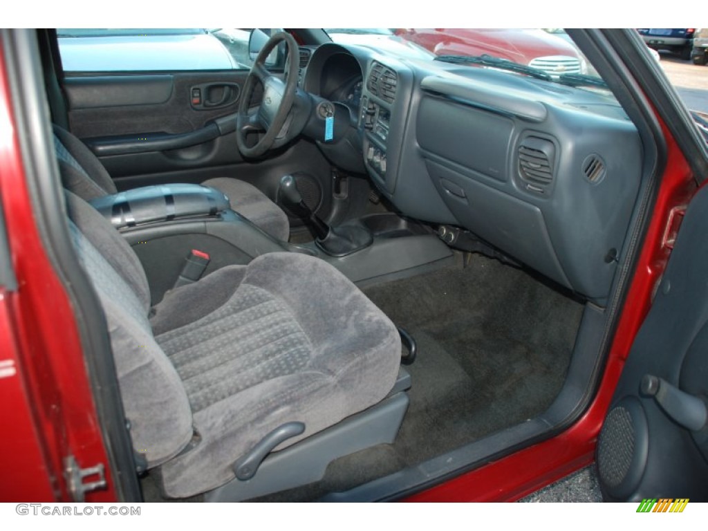 1998 S10 LS Extended Cab - Medium Red Metallic / Graphite photo #19