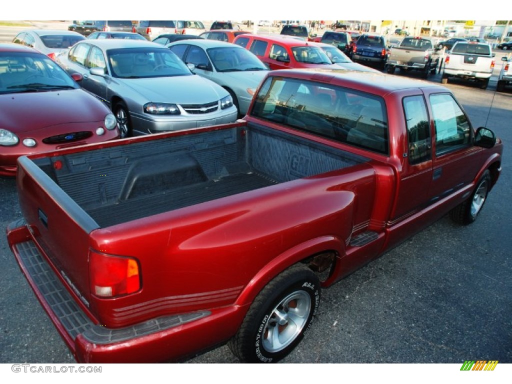 1998 S10 LS Extended Cab - Medium Red Metallic / Graphite photo #22