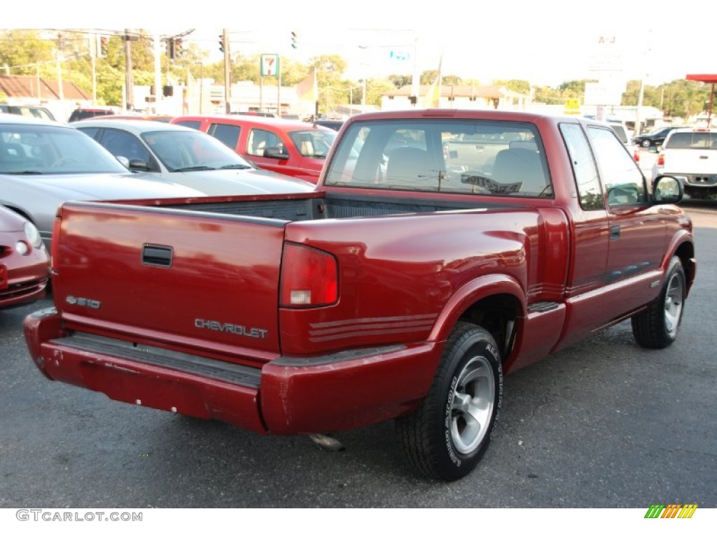 1998 S10 LS Extended Cab - Medium Red Metallic / Graphite photo #23