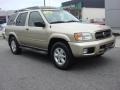 2002 Sahara Beige Metallic Nissan Pathfinder SE 4x4  photo #2