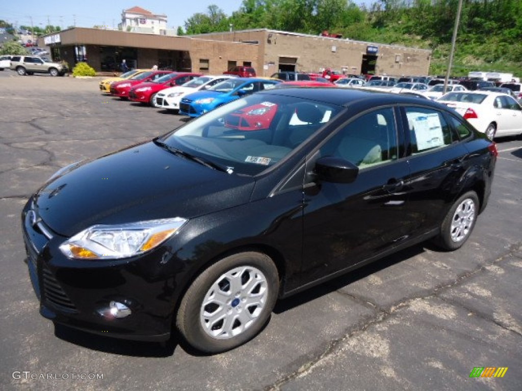 2012 Focus SE Sedan - Tuxedo Black Metallic / Stone photo #5