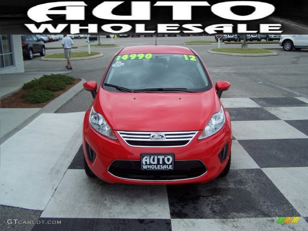 2012 Fiesta SE Sedan - Race Red / Charcoal Black photo #2