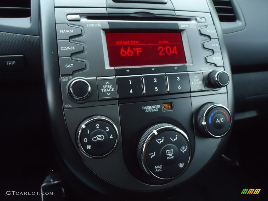 2010 Kia Soul + Controls Photo #65450992