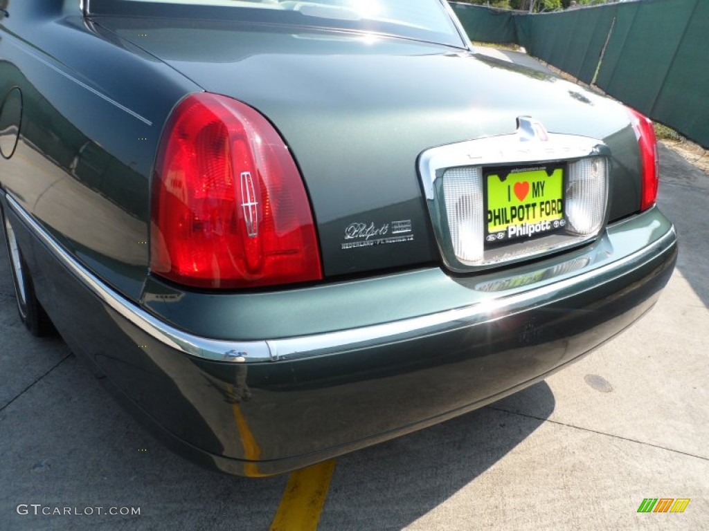 2000 Town Car Executive - Medium Charcoal Green Metallic / Medium Parchment photo #21