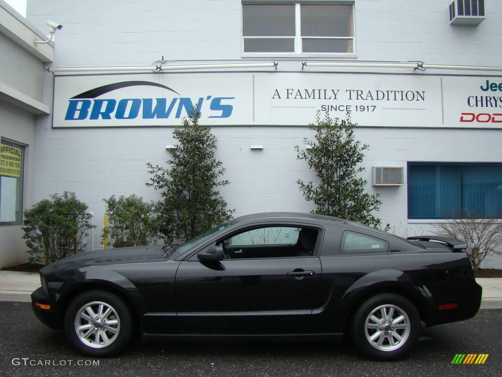 2006 Mustang V6 Premium Coupe - Black / Dark Charcoal photo #1