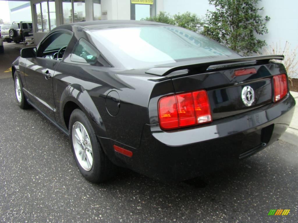 2006 Mustang V6 Premium Coupe - Black / Dark Charcoal photo #4