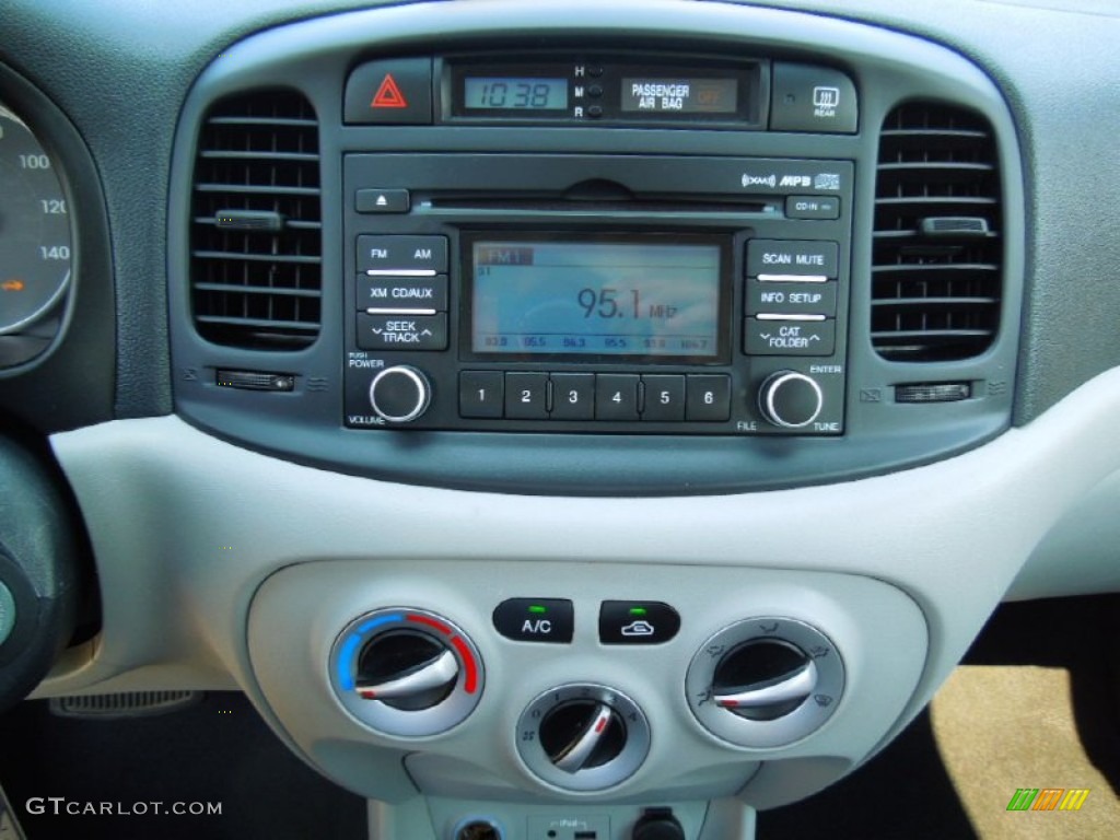 2010 Hyundai Accent GLS 4 Door Controls Photo #65500250