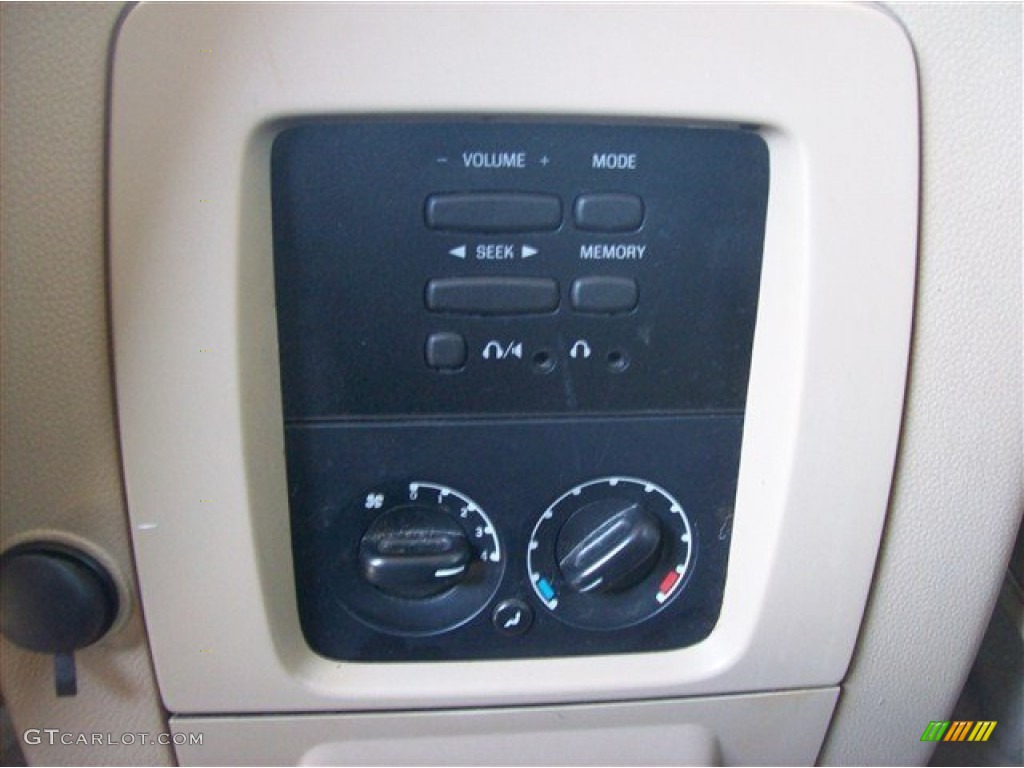 2003 Expedition XLT - Laser Red Tinted Metallic / Medium Parchment photo #20