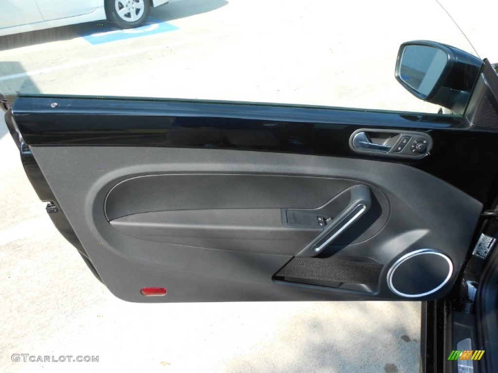 2012 Volkswagen Beetle 2.5L Titan Black Door Panel Photo #65509121