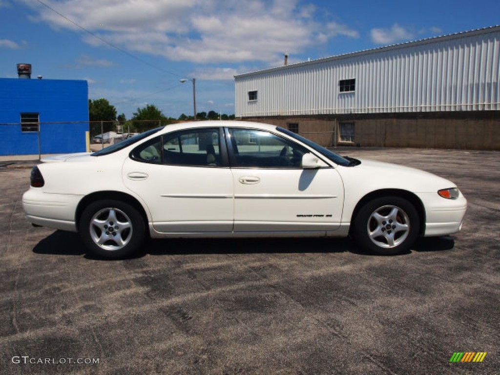 2002 Grand Prix SE Sedan - Ivory White / Dark Taupe photo #1