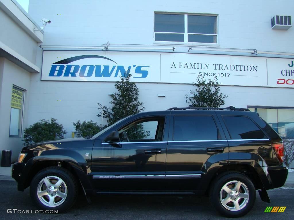 2005 Grand Cherokee Limited 4x4 - Brilliant Black Crystal Pearl / Medium Slate Gray photo #1