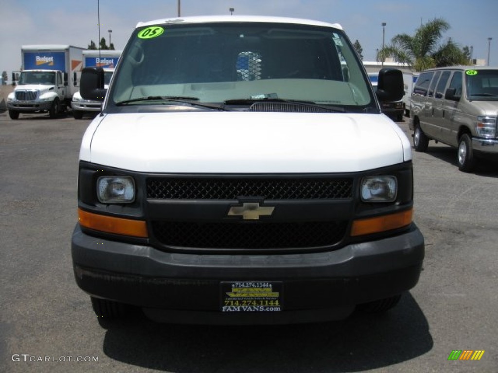 2005 Express 2500 Cargo Van - Summit White / Neutral photo #2