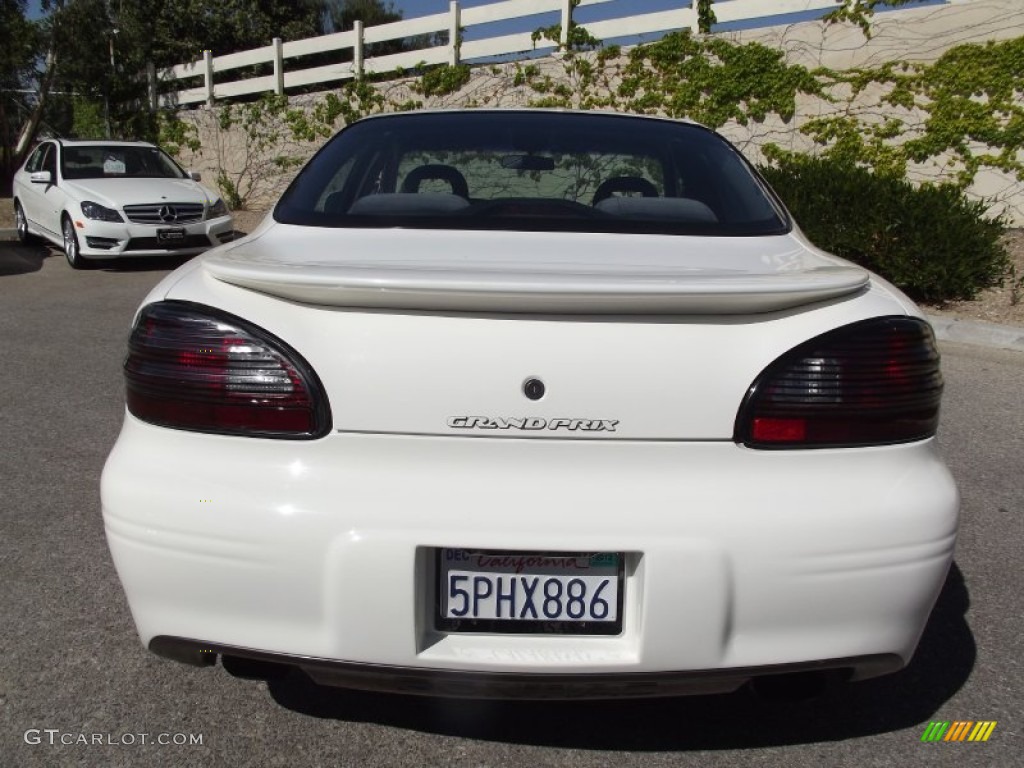 2002 Grand Prix GT Sedan - Ivory White / Gray photo #8