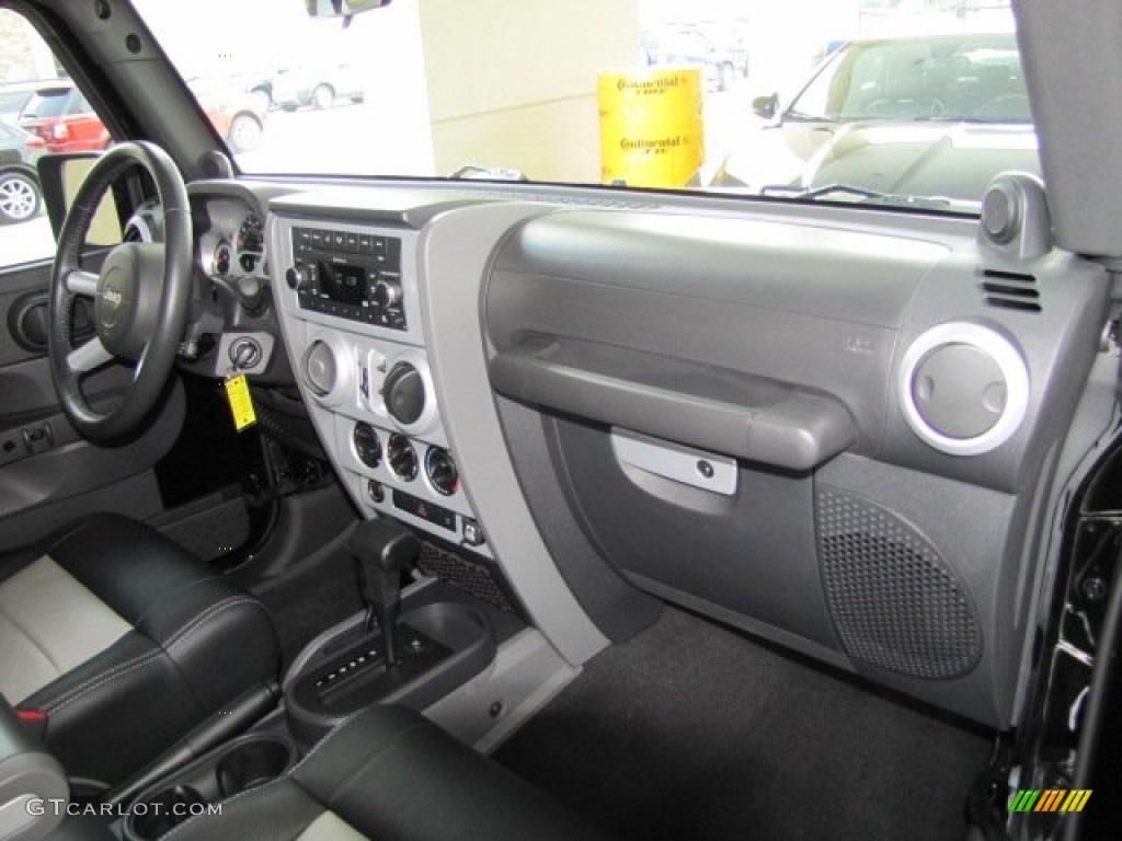 2009 Jeep Wrangler Unlimited Sahara 4x4 Dashboard Photos