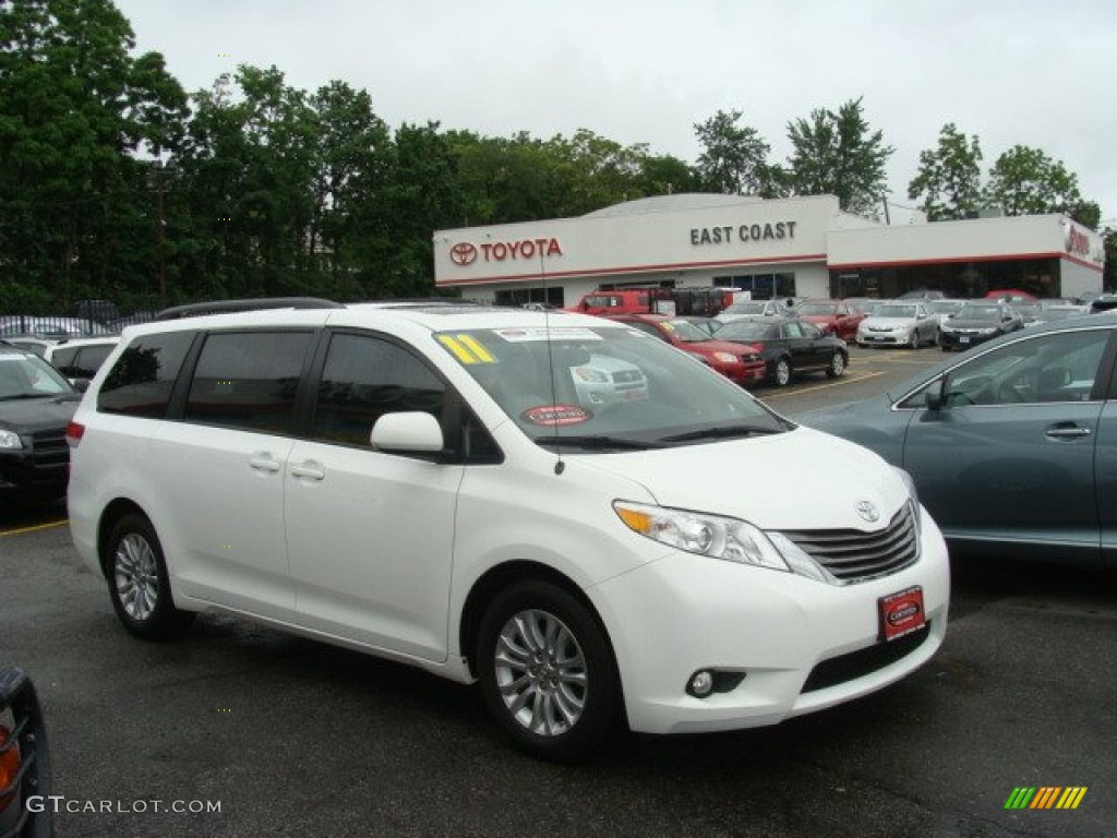 2011 Sienna XLE - Super White / Bisque photo #1