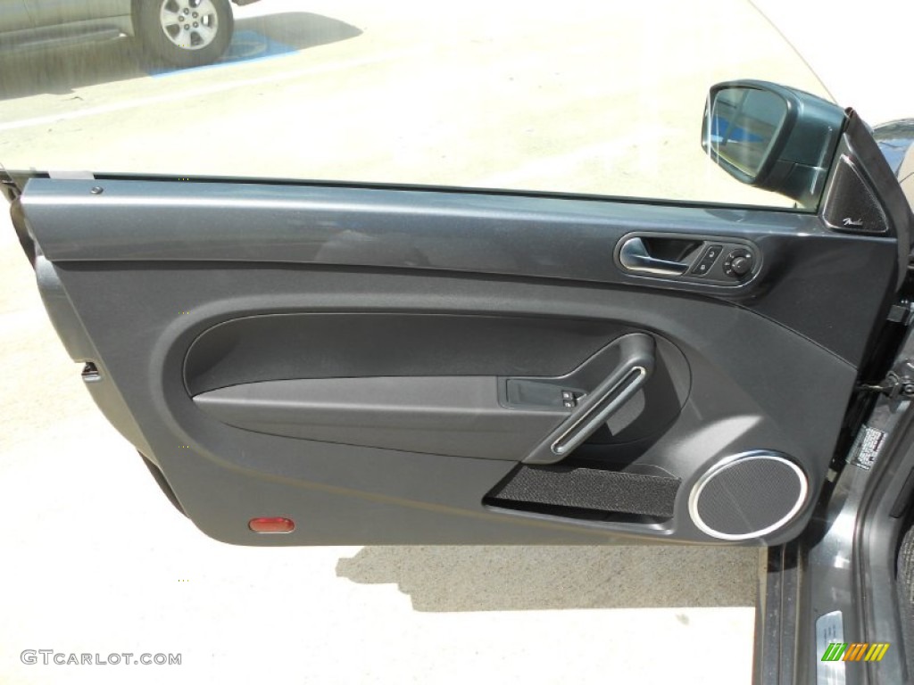 2012 Volkswagen Beetle 2.5L Titan Black Door Panel Photo #65574980