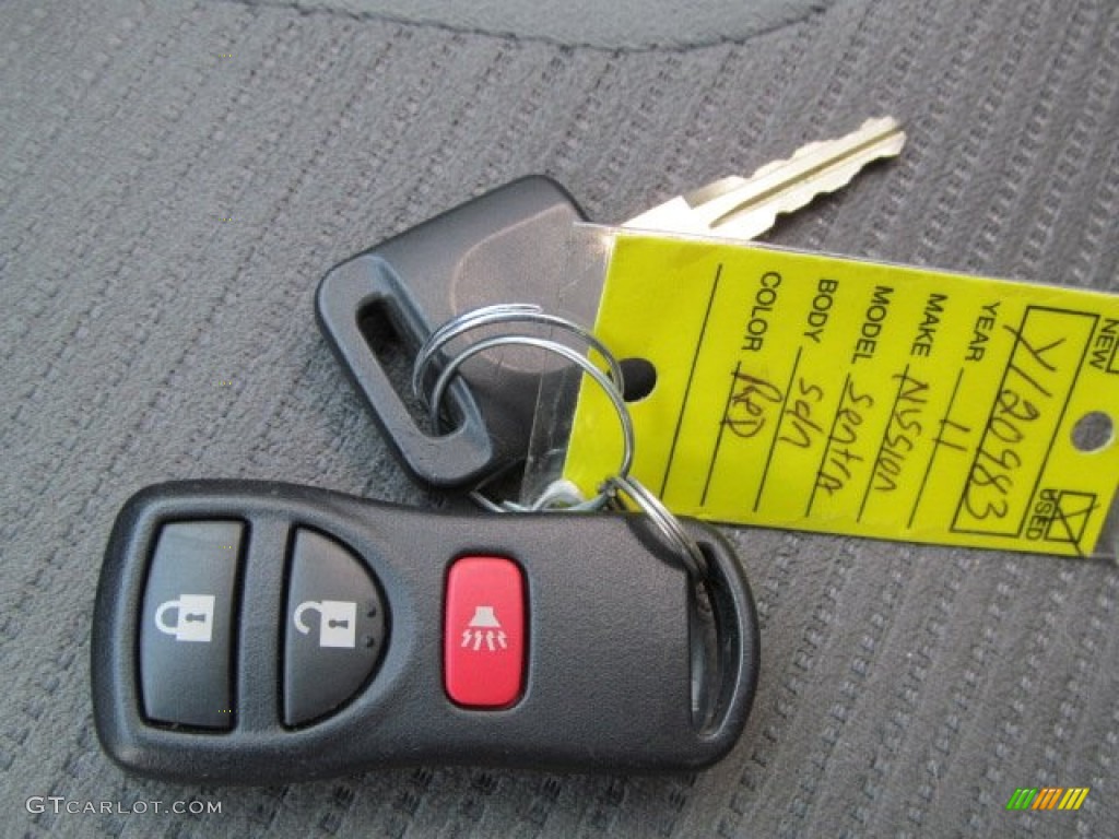 2011 Nissan Sentra 2.0 SR Keys Photos