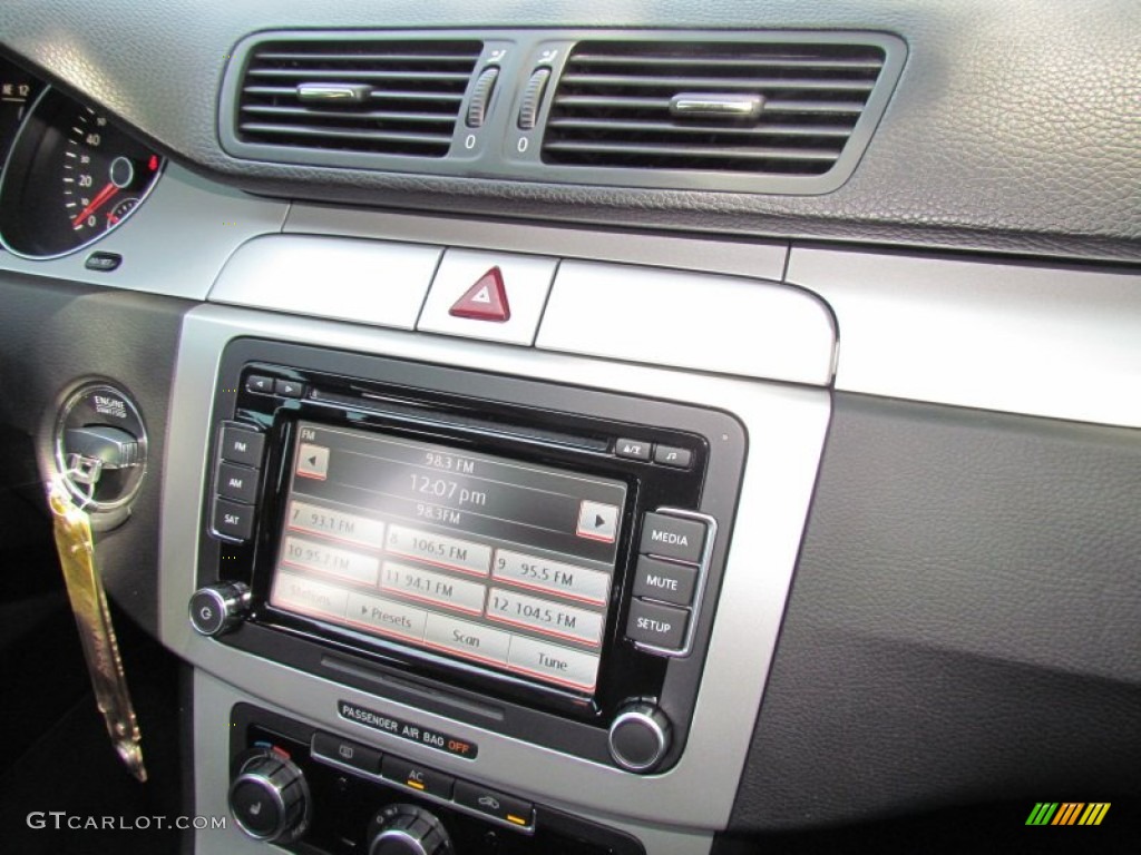 2010 Volkswagen Passat Komfort Sedan Controls Photo #65584302