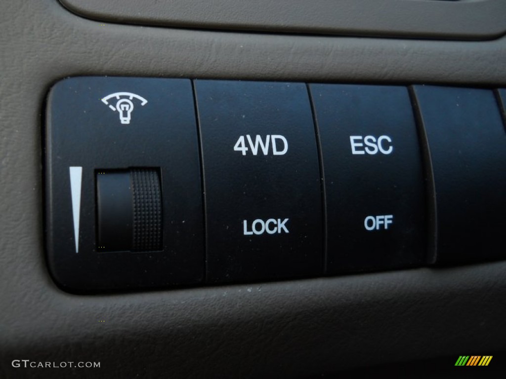 2007 Hyundai Tucson SE 4WD Controls Photo #65591060