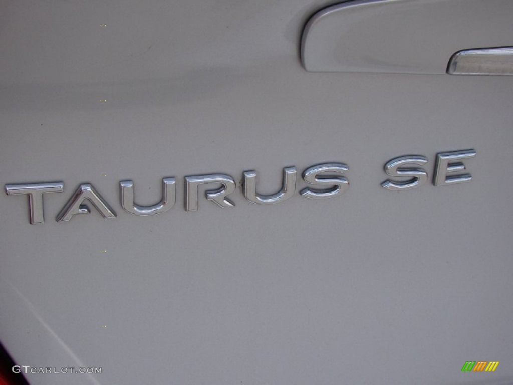 2003 Ford Taurus SE Marks and Logos Photos