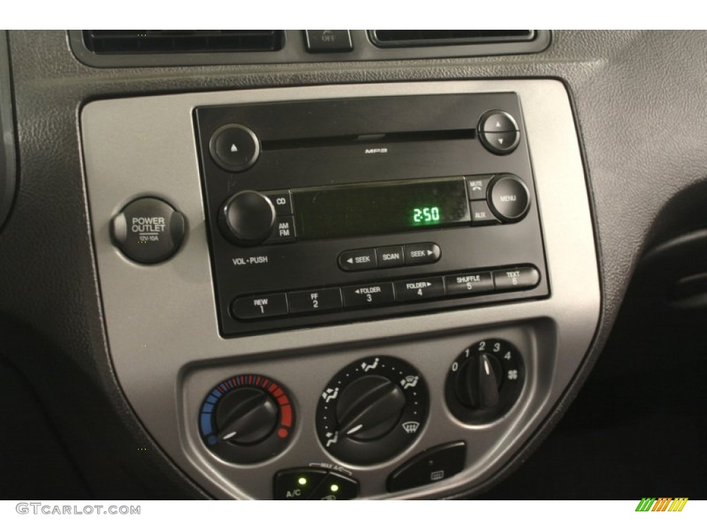 2006 Ford Focus ZX3 SE Hatchback Audio System Photo #65606693