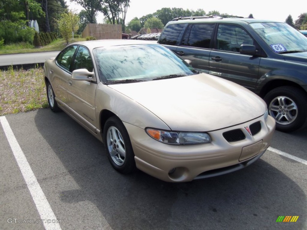 2002 Grand Prix GT Sedan - Champagne Beige Metallic / Dark Taupe photo #1