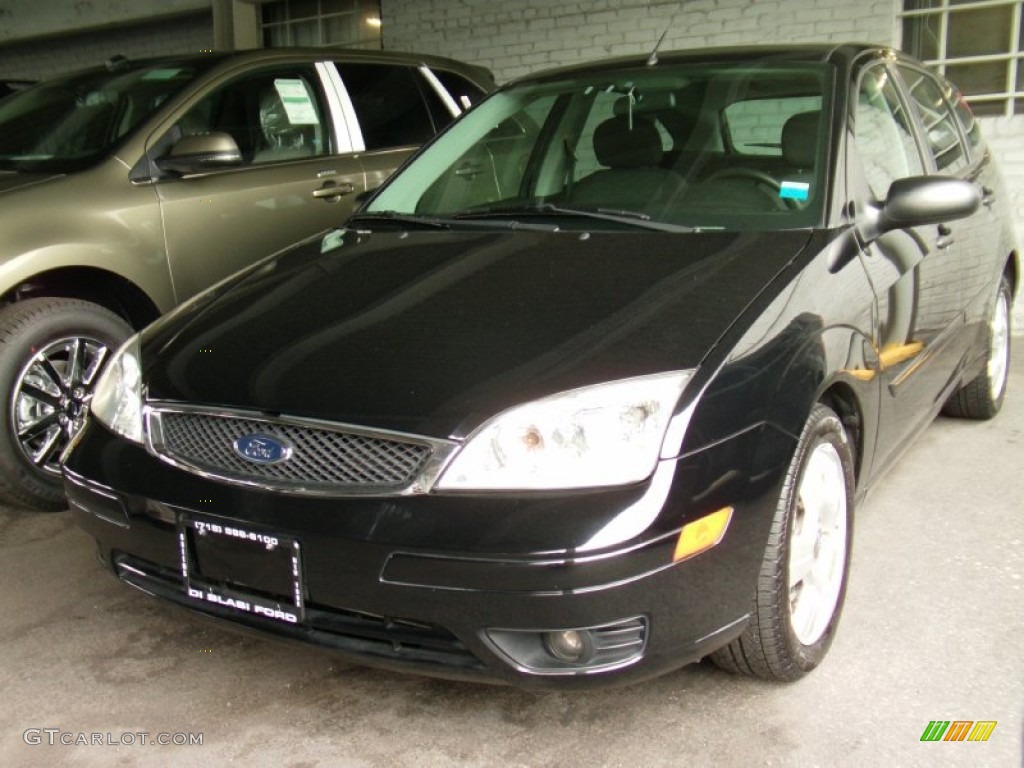 2005 Focus ZX5 SES Hatchback - Pitch Black / Charcoal/Charcoal photo #2