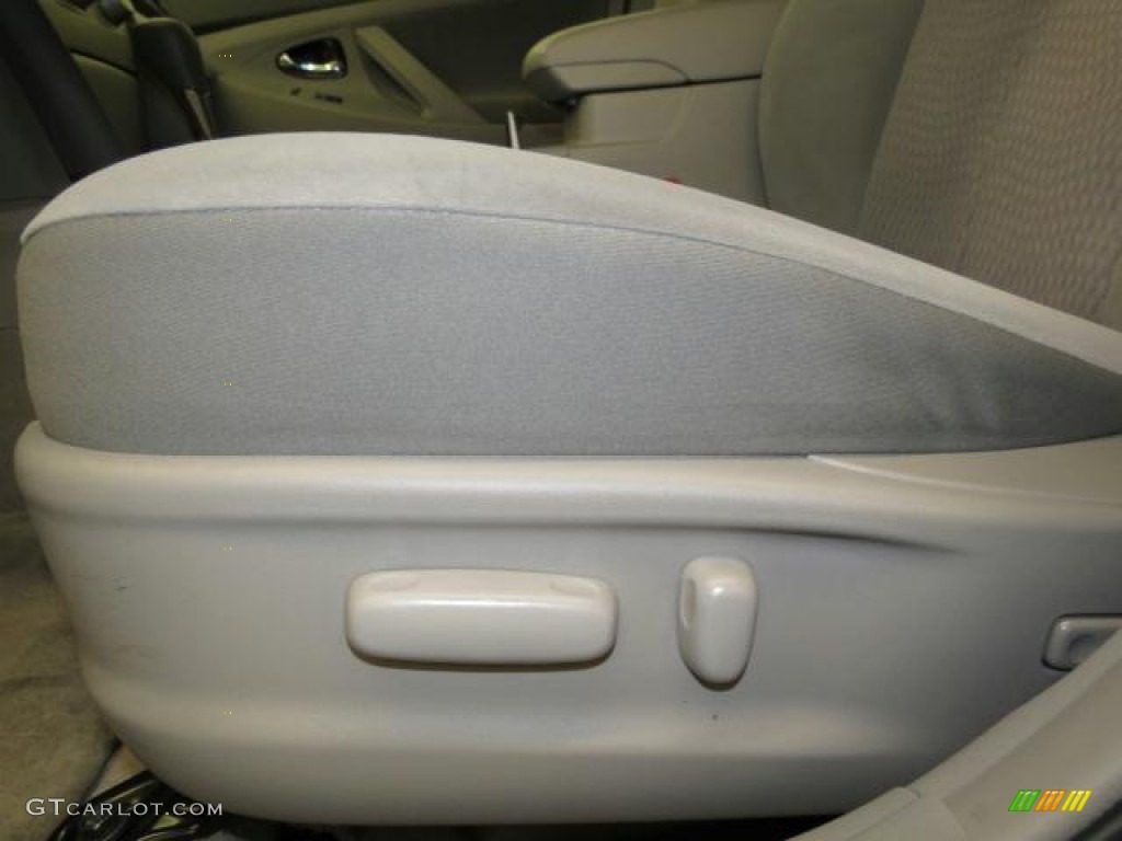 2010 Camry LE - Classic Silver Metallic / Ash Gray photo #9