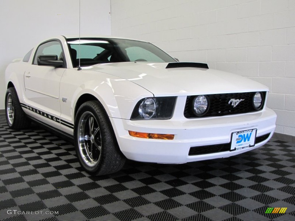 2005 Mustang V6 Deluxe Coupe - Performance White / Dark Charcoal photo #1