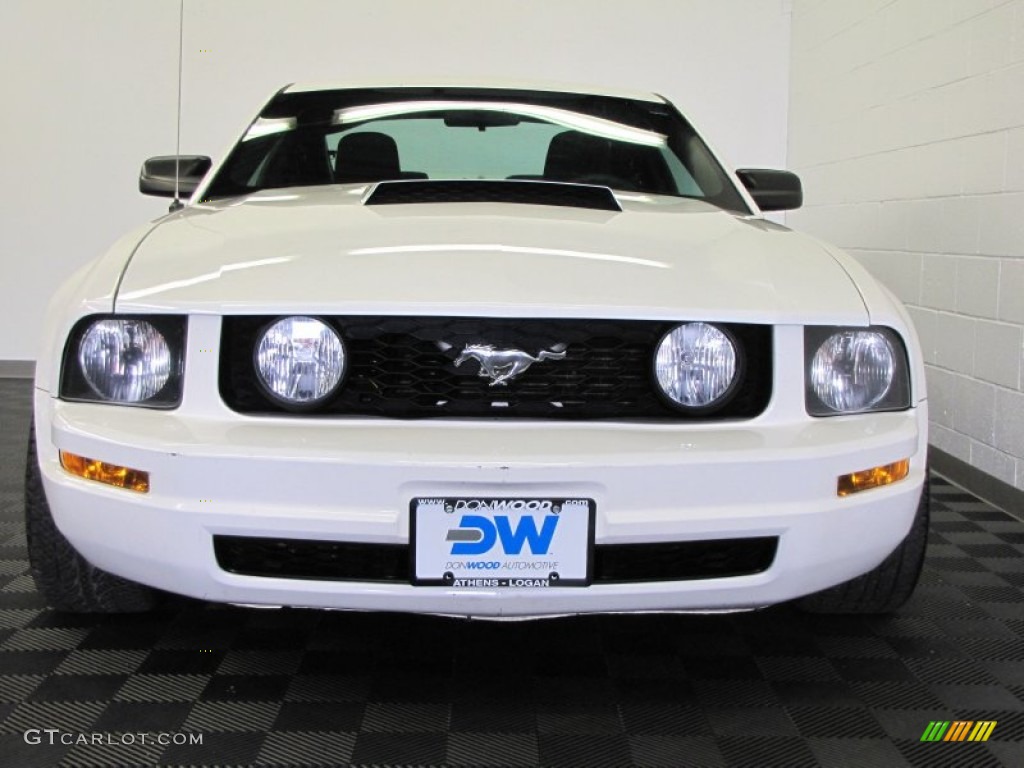 2005 Mustang V6 Deluxe Coupe - Performance White / Dark Charcoal photo #4