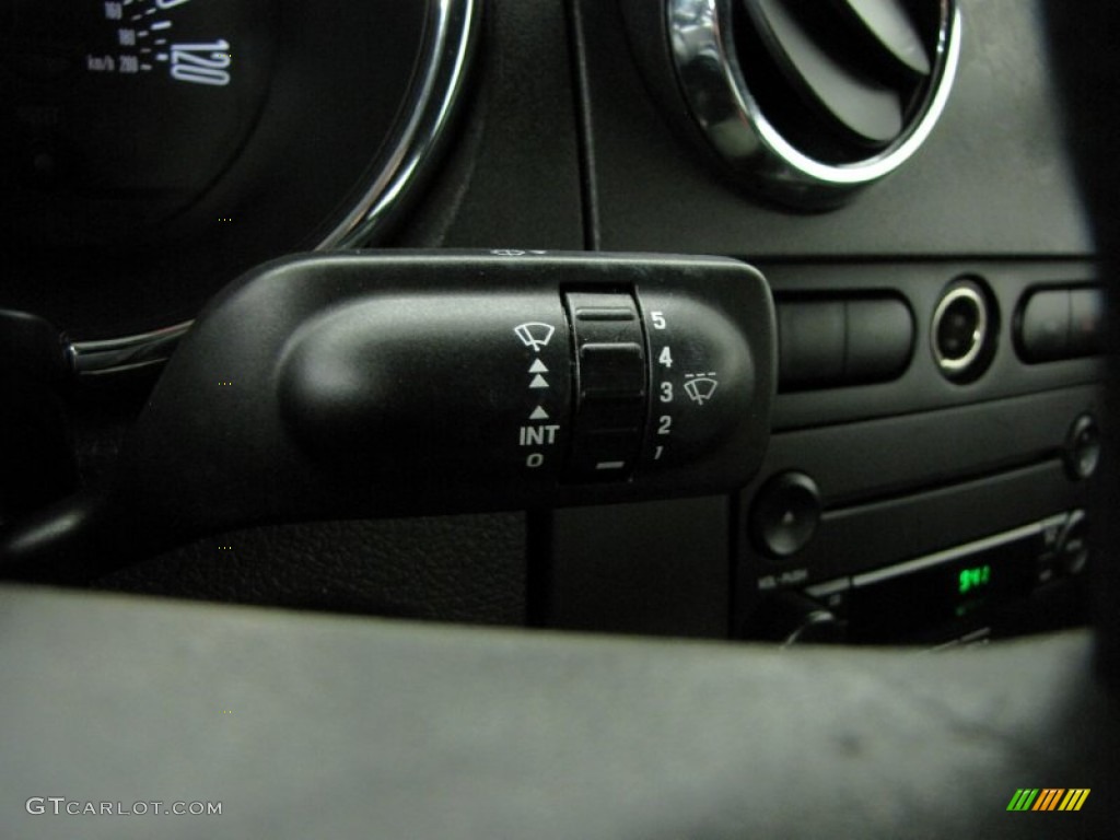 2005 Mustang V6 Deluxe Coupe - Performance White / Dark Charcoal photo #21