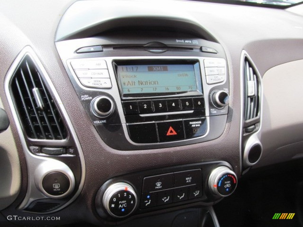 2010 Hyundai Tucson GLS Controls Photo #65657533
