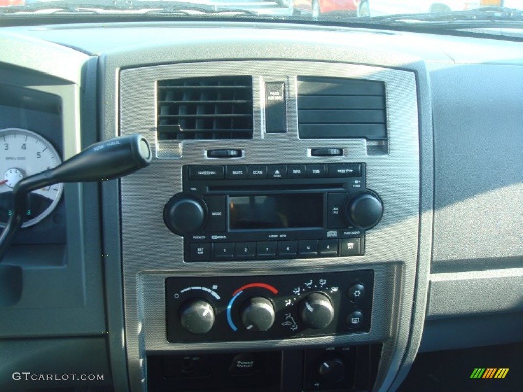 2007 Dodge Dakota SLT Club Cab 4x4 Controls Photo #65674588